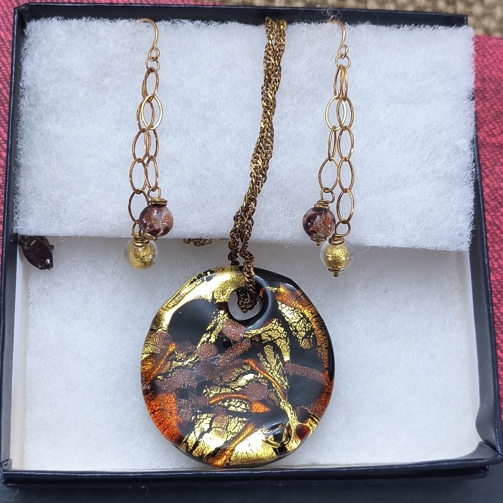 Vintage Murano Glass Elegant Gold and Black Pendant Necklace Y2K Grandmacore - Picture 9 of 10
